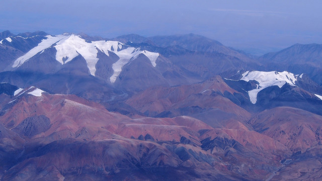 飞机上空俯瞰祁连山巅雪峰风光