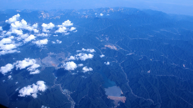 飞机上空俯瞰丘陵大地地理风貌
