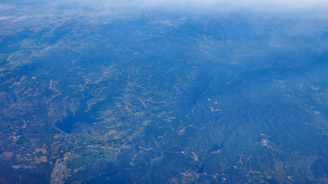飞机上空俯瞰丘陵地理风貌