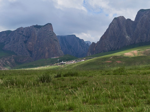 甘加草原白石崖风景区