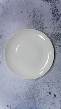 白色圆形餐盘
