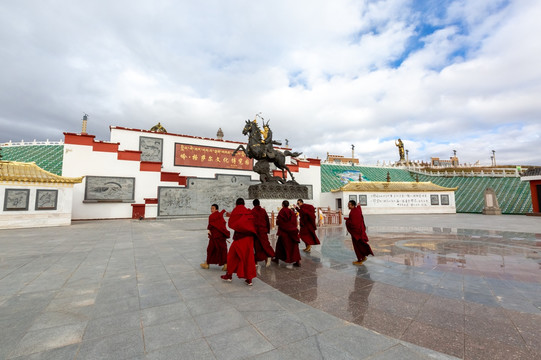 年轻的喇嘛走进格萨尔博览园