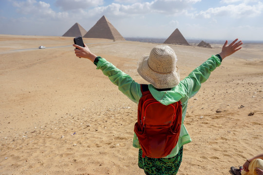 中国游客在埃及游览金字塔