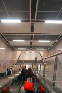 成都地铁站自动扶梯俯拍