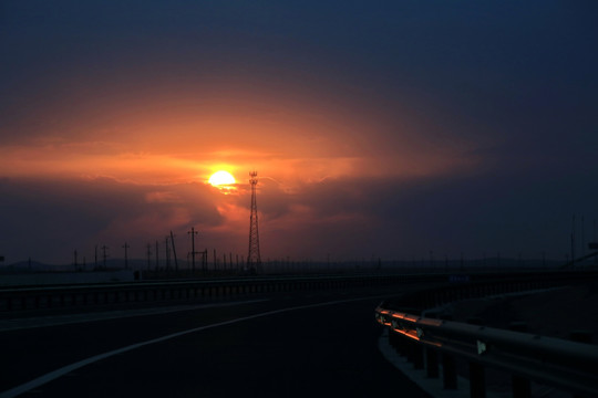 夕阳余晖洒在高速公路上