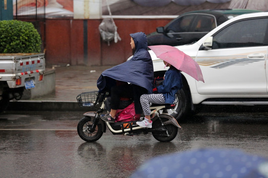 雨中的行人