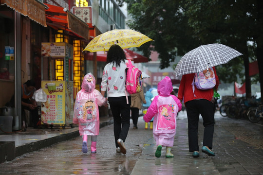 雨中行走的人