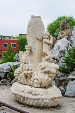 男孩女孩与鲤鱼雕塑全景