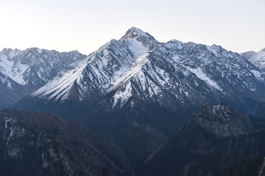 天山雪山