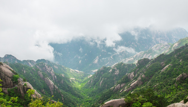 黄山云雾缠绕