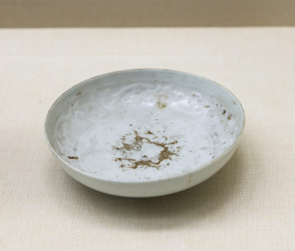 元代景德镇窑卵白釉印花福寿纹碗