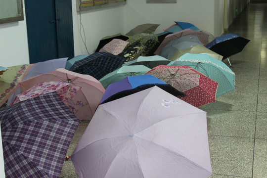 洛阳师范学院教室外雨伞