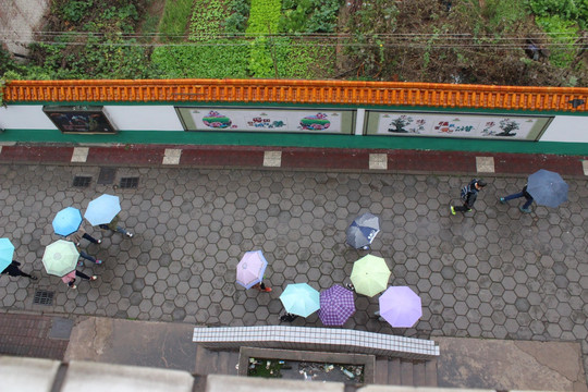雨中行人雨伞
