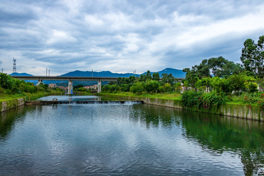 山村小河