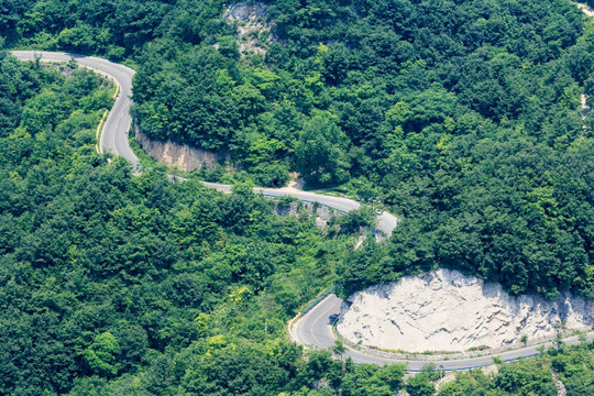 茱萸峰俯瞰云台山盘山公路