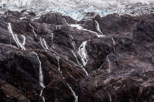 梅里雪山冰川溪流