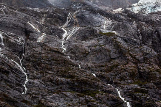 梅里雪山冰川溪流