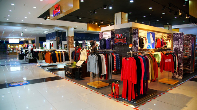 商场服装展示专卖店