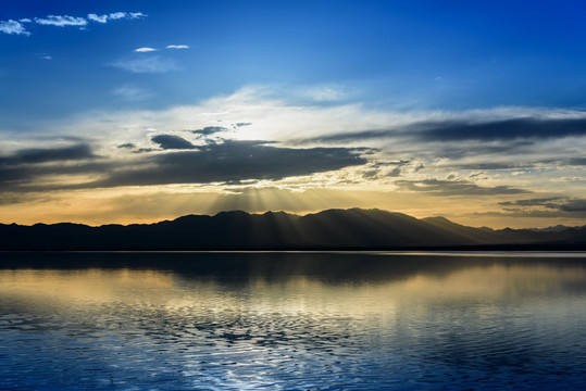 茶卡盐湖夕阳倒影