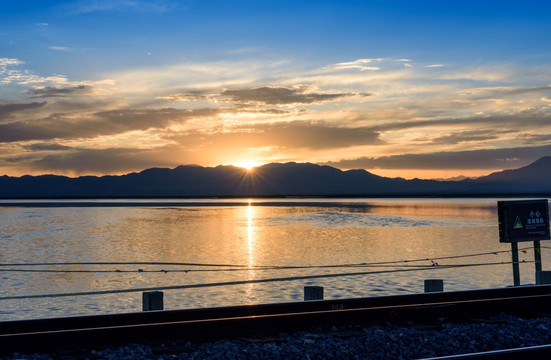 茶卡盐湖夕阳倒影