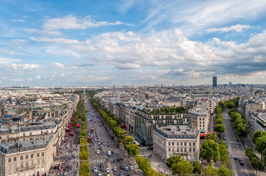 蓝天下的巴黎城市建筑群