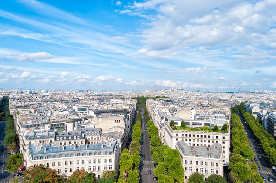 蓝天下的巴黎城市建筑群