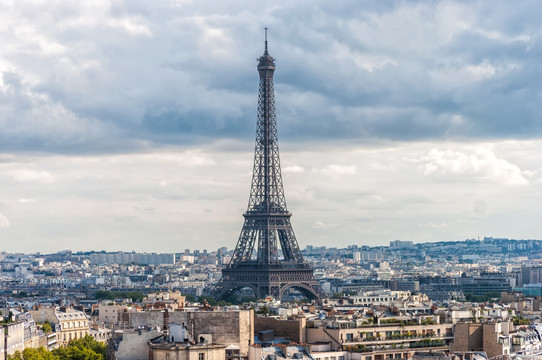 乌云笼罩下的巴黎埃菲尔铁塔