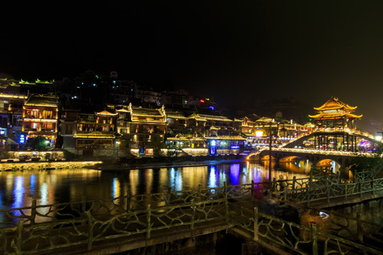 凤凰古城雪桥夜景