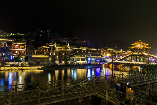 凤凰古城雪桥夜景