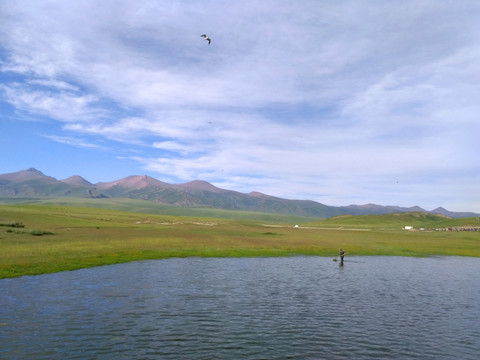 新疆巴音布鲁克草原天鹅湖风光