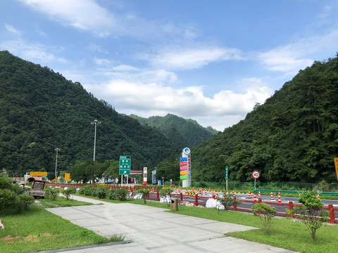 西汉高速秦岭服务区