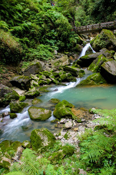 山间溪流