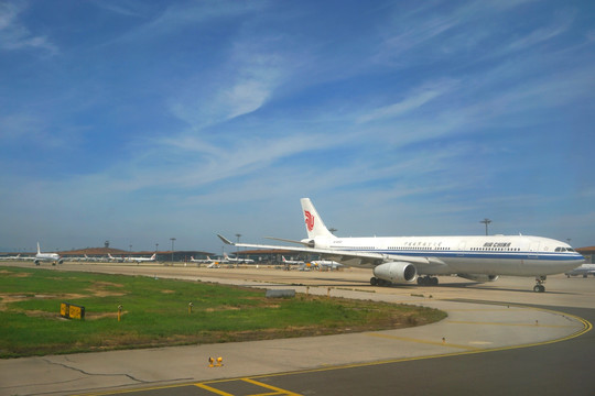 繁忙的北京机场跑道排队起飞飞机
