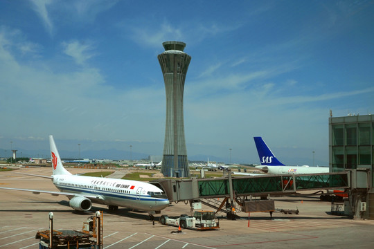 北京首都机场塔台和停机坪