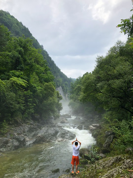 溪流晨雾黄柏塬太白山秦岭