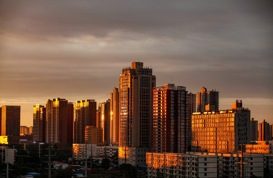 夕阳下的城市建设楼盘图