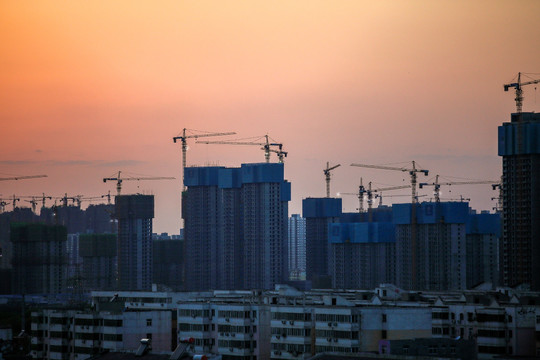 夕阳下的城市建设楼盘图