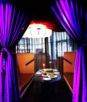 紫色纱幔中的一桌美食