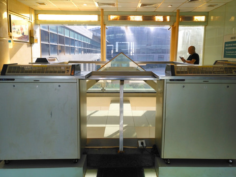杭州机场候机厅吸烟室
