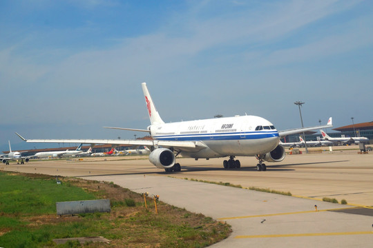 繁忙的北京机场跑道排队起飞飞机