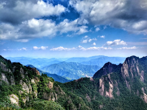 云雾缭绕青山绿水三清山