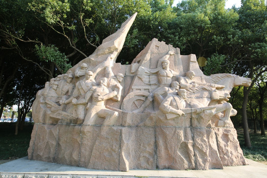 东方绿州革命雕塑