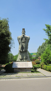 秦始皇石雕像