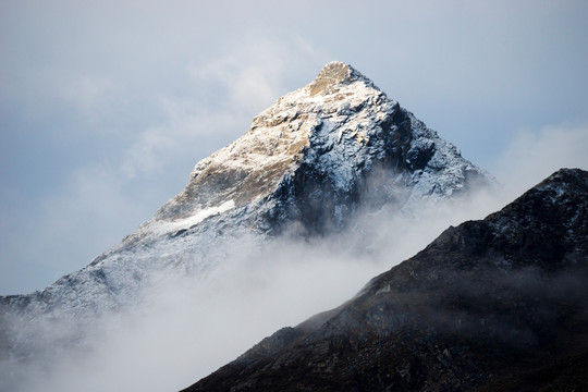 然乌湖附近的雪山