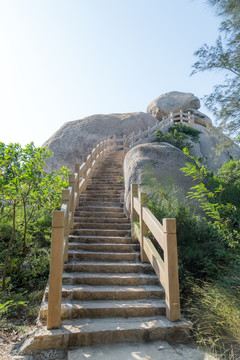 通往山顶巨石的道路