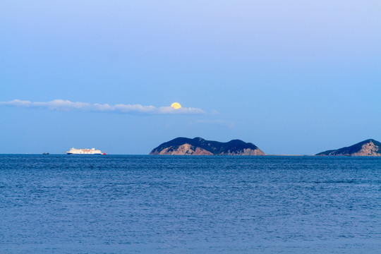 大连东海岸海滨中秋圆月