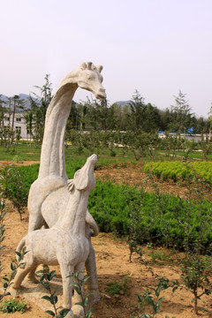 长颈鹿母子雕像