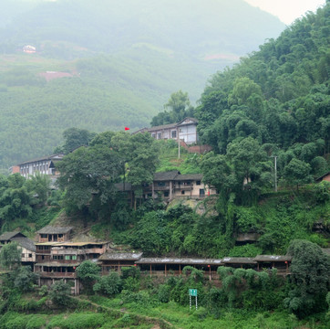 山区村庄升国旗的小学