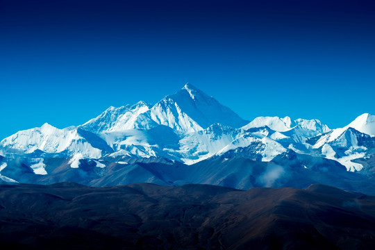 加乌拉山口远望珠穆朗玛峰