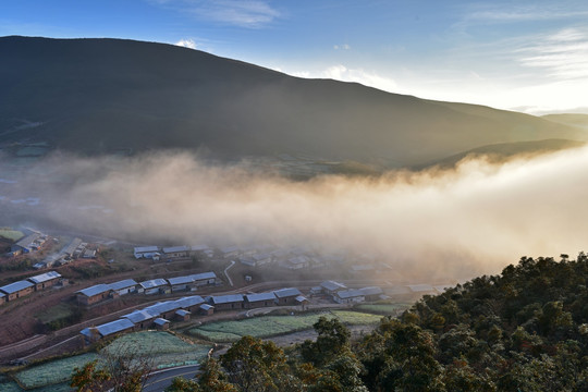 大凉山新农村建设晨雾